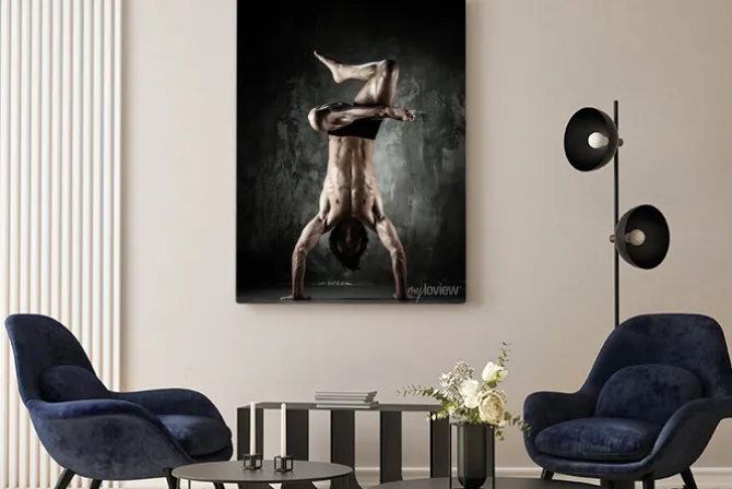 Obraz: Młoda b-boy człowiek z nagi tułowia wykonując ruchy taneczne