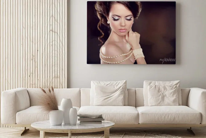 Obraz: Moda kobieta z naszyjnikiem pereł na obnażonymi ramionami