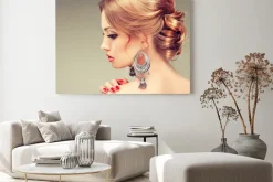 Obraz: Model z czerwonymi paznokciami i uroczy fryzura