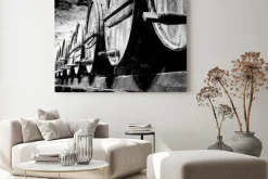 Obraz: Monochromatyczne drewniane beczki