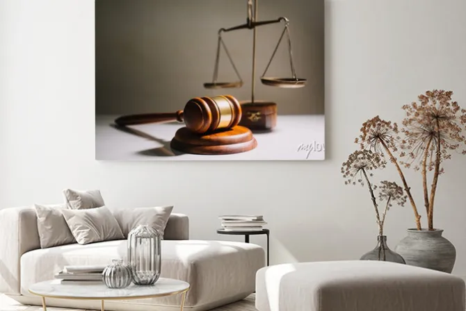 Obraz: Młotek sędziowski i waga atrybuty sprawiedliwości