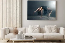 Obraz: Nowoczesny styl tancerka stwarzających na szarym tle