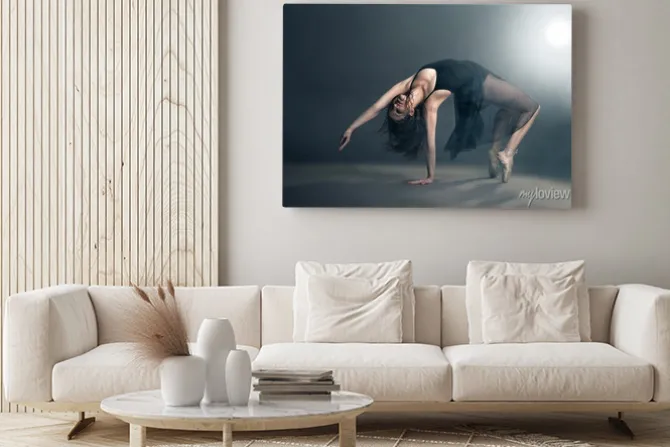 Obraz: Nowoczesny styl tancerka stwarzających na szarym tle