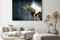 Obraz: Otwarta magiczna książka z magicznymi światłami