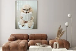 Obraz: Pies z gazetą na toalecie