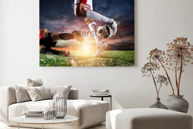 Obraz: Piłkarze z piłką na stadionie podczas meczu