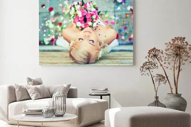 Obraz: Piękna blondynka narzeczonej z bukietem kwiatów