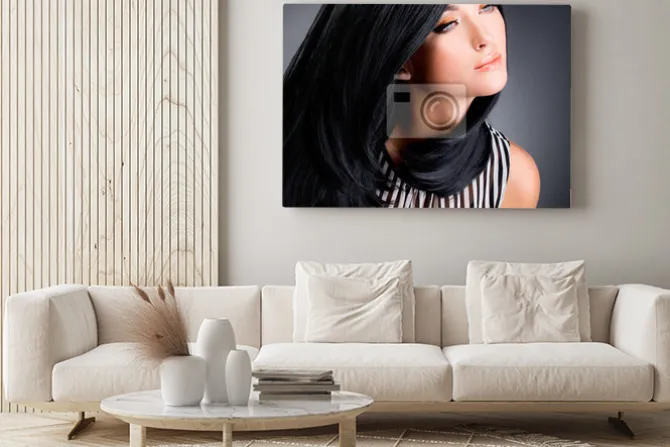 Obraz: Piękna brunetka kobieta z długimi czarnymi prostymi włosami