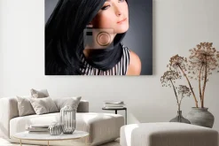 Obraz: Piękna brunetka kobieta z długimi czarnymi prostymi włosami