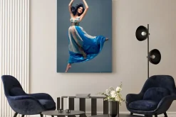 Obraz: Piękna dziewczyna pływających w powietrzu, niebieski jedwabiu