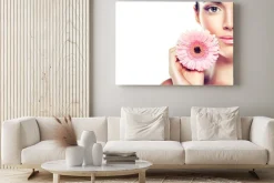 Obraz: Piękna dziewczyna spa z delikatnym kwiatem