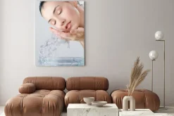 Obraz: Piękna kobieta myjąca wodą twarz