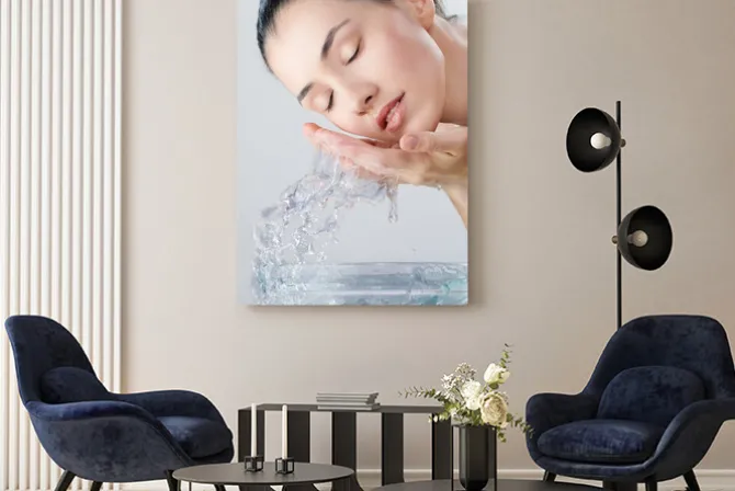 Obraz: Piękna kobieta myjąca wodą twarz