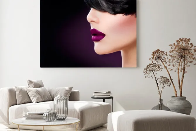 Obraz: Piękna kobieta twarz z bliska piękne usta ciemny fiolet