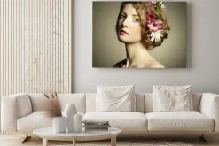 Obraz: Piękna młoda kobieta z delikatnymi kwiatami we włosach