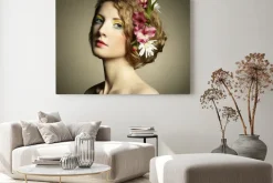 Obraz: Piękna młoda kobieta z delikatnymi kwiatami we włosach