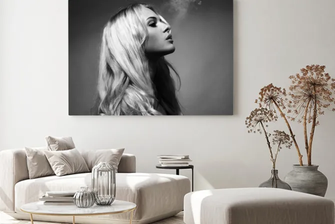 Obraz: Piękna pani pali