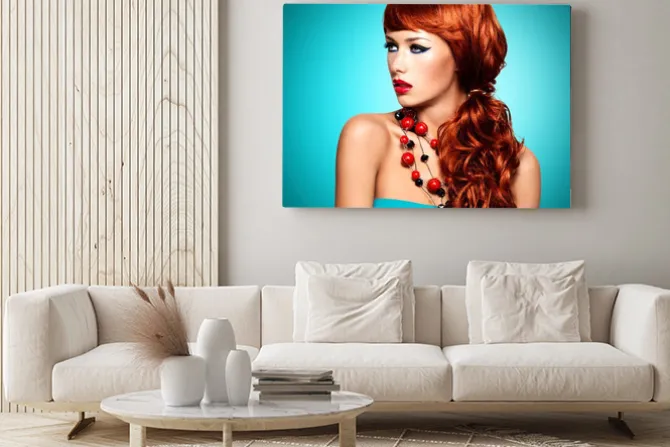 Obraz: Piękna zmysłowa kobieta z długimi czerwonymi włosami