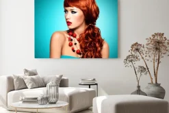 Obraz: Piękna zmysłowa kobieta z długimi czerwonymi włosami
