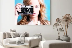 Obraz: Piękne blond kobieta fotograf posiadający aparat retro