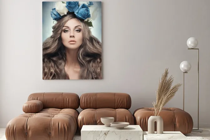 Obraz: Piękne kobiety z kwiatów wianek.