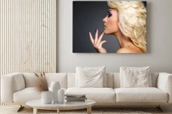 Obraz: Piękne kobiety z piękna fioletowy manicure i makijaż oczu.