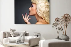 Obraz: Piękne kobiety z piękna fioletowy manicure i makijaż oczu.