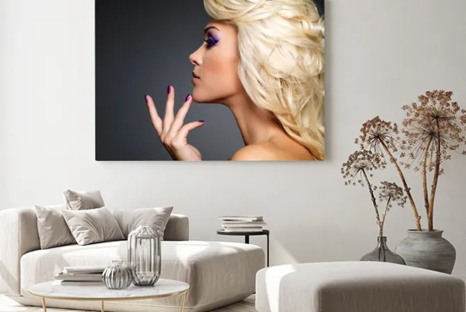 Obraz: Piękne kobiety z piękna fioletowy manicure i makijaż oczu.