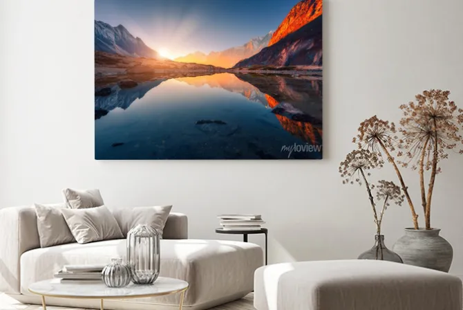 Obraz: Piękny krajobraz z wysokimi górami z iluminującymi szczytami,