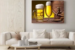 Obraz: Piwo w dwóch różnych kuflach i beczka