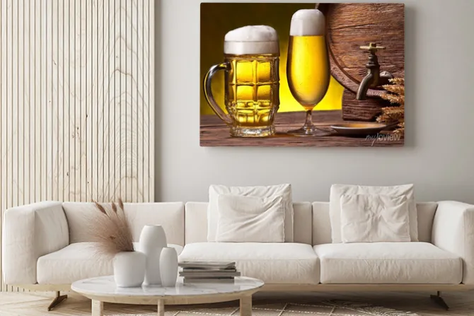 Obraz: Piwo w dwóch różnych kuflach i beczka