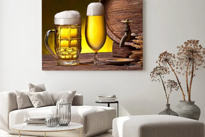 Obraz: Piwo w dwóch różnych kuflach i beczka