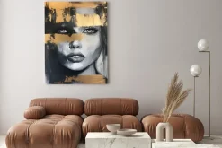 Obraz: Portret kobiety ze złotymi elementami