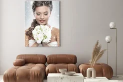 Obraz: Portret panny młodej trzyma bukiet kwiatów