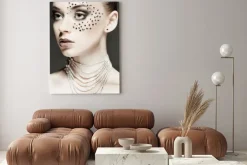 Obraz: Portret pięknej dziewczyny z strasses na twarzy, na ciemnoszarym