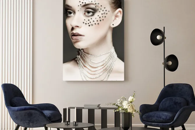 Obraz: Portret pięknej dziewczyny z strasses na twarzy, na ciemnoszarym