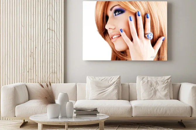 Obraz: Portret pięknej kobiety z niebieskie paznokcie, makijaż niebieski