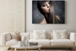 Obraz: Portret pięknej kobiety brunetka z długimi prostymi włosami