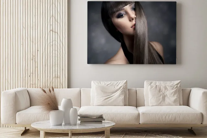 Obraz: Portret pięknej kobiety brunetka z długimi prostymi włosami