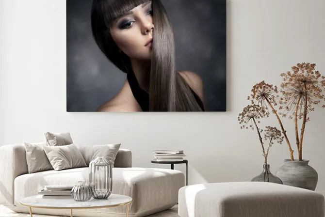 Obraz: Portret pięknej kobiety brunetka z długimi prostymi włosami