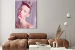 Obraz: Portret z bliska modelu z fryzura i różową szminką