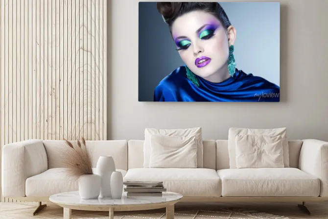 Obraz: Profesjonalny niebieski makijaż i fryzura na pięknej twarzy kobiety