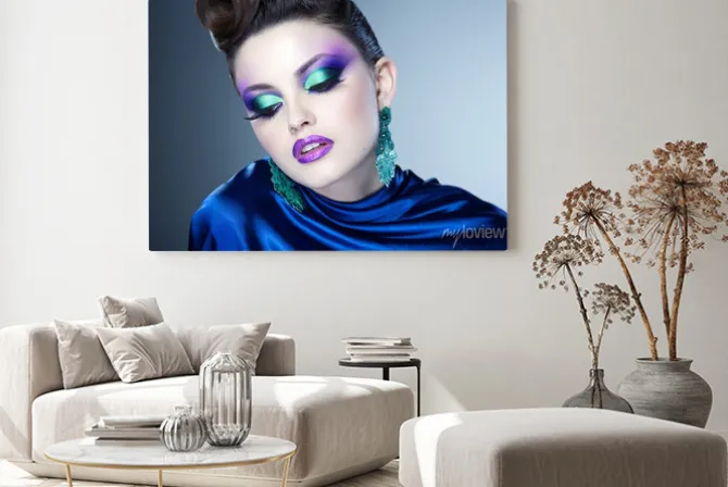 Obraz: Profesjonalny niebieski makijaż i fryzura na pięknej twarzy kobiety