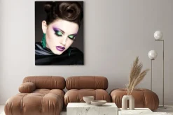 Obraz: Profesjonalny niebieski makijaż i fryzura na pięknej twarzy kobiety