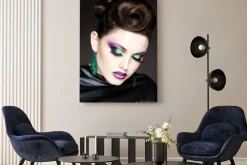 Obraz: Profesjonalny niebieski makijaż i fryzura na pięknej twarzy kobiety