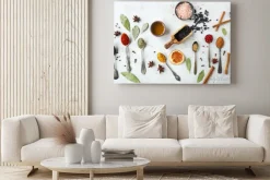 Obraz: Różne kolorowe indian przyprawy i zioła w srebrnych łyżki na