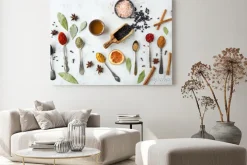 Obraz: Różne kolorowe indian przyprawy i zioła w srebrnych łyżki na