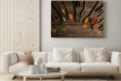 Obraz: Różne kolorowe przyprawy na drewnianym stole. miejsce dla typografii