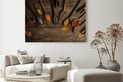 Obraz: Różne kolorowe przyprawy na drewnianym stole. miejsce dla typografii