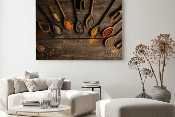 Obraz: Różne kolorowe przyprawy na drewnianym stole. miejsce dla typografii